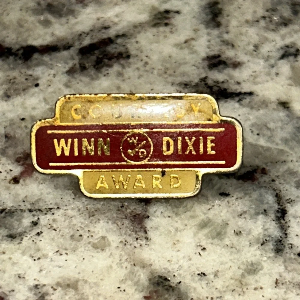 Winn‎ Dixie Courtesy Award Lapel Pin Vintage Grocery Store H3